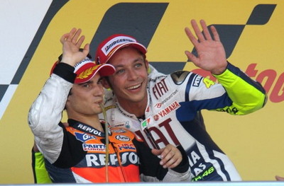 Dani Pedrosa con Rossi en el podio de Jerez en 2009/ motogp.com