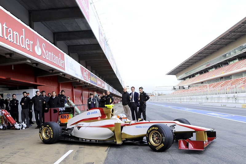 Karthikeyan sale del box de HRT con el F112