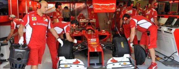 Los mecánicos de Alonso ponen a punto el Ferrari F2012/ lainformacion.com/ EFE