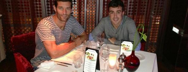 Fernando Alonso y Mark Webber cenando en Dubai/ Twitter