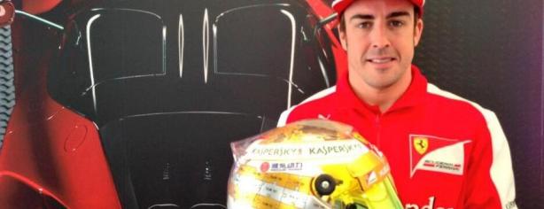 Fernando Alonso posa con su casco para el GP de Mónaco