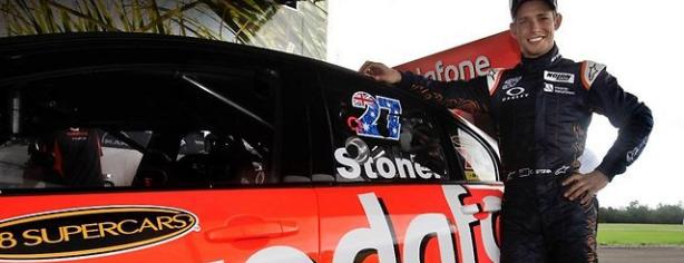 Casey Stoner con su coche de las V8 Supercars/ Foxsports.com.au