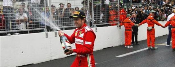 Fernando Alonso festeja su tercer puesto en Mónaco/ lainformacion.com/EFE