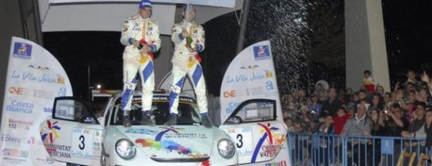 Fuster celebrando su triunfo en el Rally de la Vila Joiosa/ miguelfuster.com