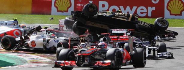 Grosjean pasa por encima de Alonso, Hamilton y embiste a Pérez