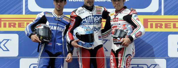 Noriyuki Haga en el podio junto a Checa y Melandri