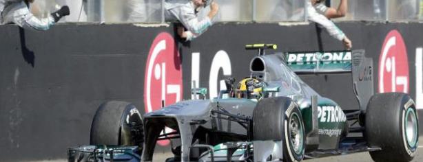 Hamilton celebra su victoria en Hungría/ lainformacion.com