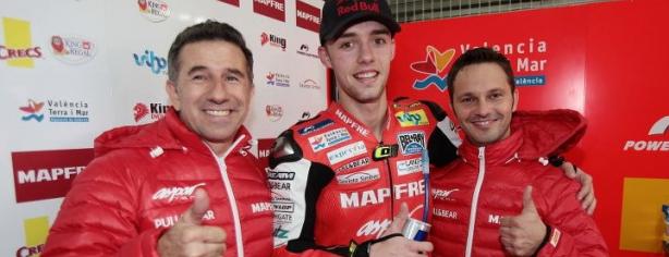 Jonas Folger celebra su pole position en MotorLand/ Aspar Team