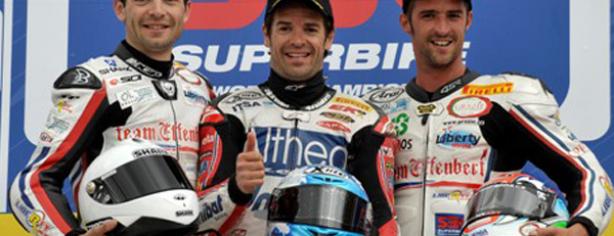 Los pilotos del Effenbert-Liberty Racing en el podio