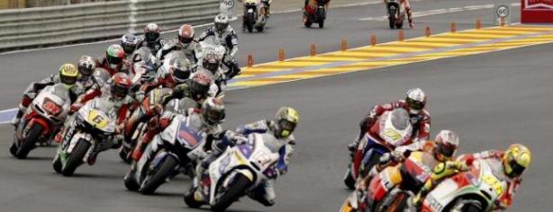 Pilotos de MotoGP durante el inicio de una carrera/ lainformacion.com/ EFE