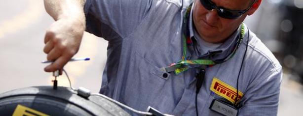 Un ingeniero con los neumáticos de Pirelli