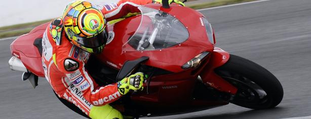 Valentino Rossi con la Ducati 1198 de calle en Silverstone