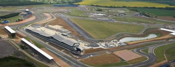 Panorámica de la entrada a Boxes en Silverstone