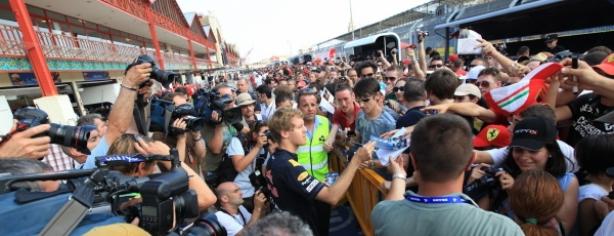 Sebastian Vettel firma autógrafos a los aficionados/ Valenciastreetcircuit.com