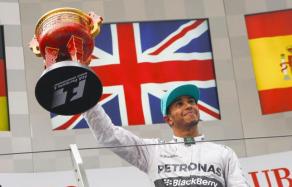 Lewis Hamilton en el podio/ lainformacion.com