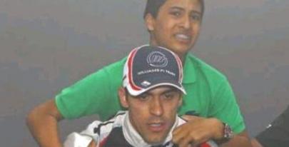 Pastor Maldonado sacando a su hermano del box/ lainformacion.com/ infobae
