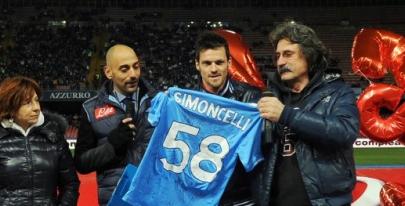 Paolo Simoncelli recoge la camiseta de homenaje a su hijo