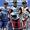 Noriyuki Haga en el podio junto a Checa y Melandri
