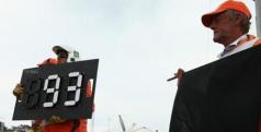 Los comisarios muestran la bandera negra a Márquez/ lainformacion.com/ Getty