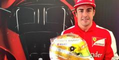 Fernando Alonso posa con su casco para el GP de Mónaco
