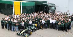 El equipo y trabajadores de Caterham en la sede de Norfolk