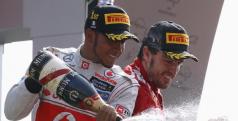 Lewis Hamilton y Fernando Alonso en el podio de Monza/ lainformacion.com/ Reuter
