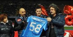 Paolo Simoncelli recoge la camiseta de homenaje a su hijo